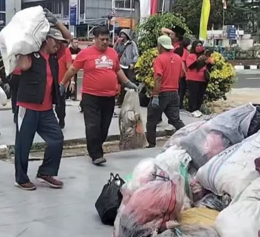 Buntut pembuangan sampah di Kantor Pemkot Depok oleh kader PDIP