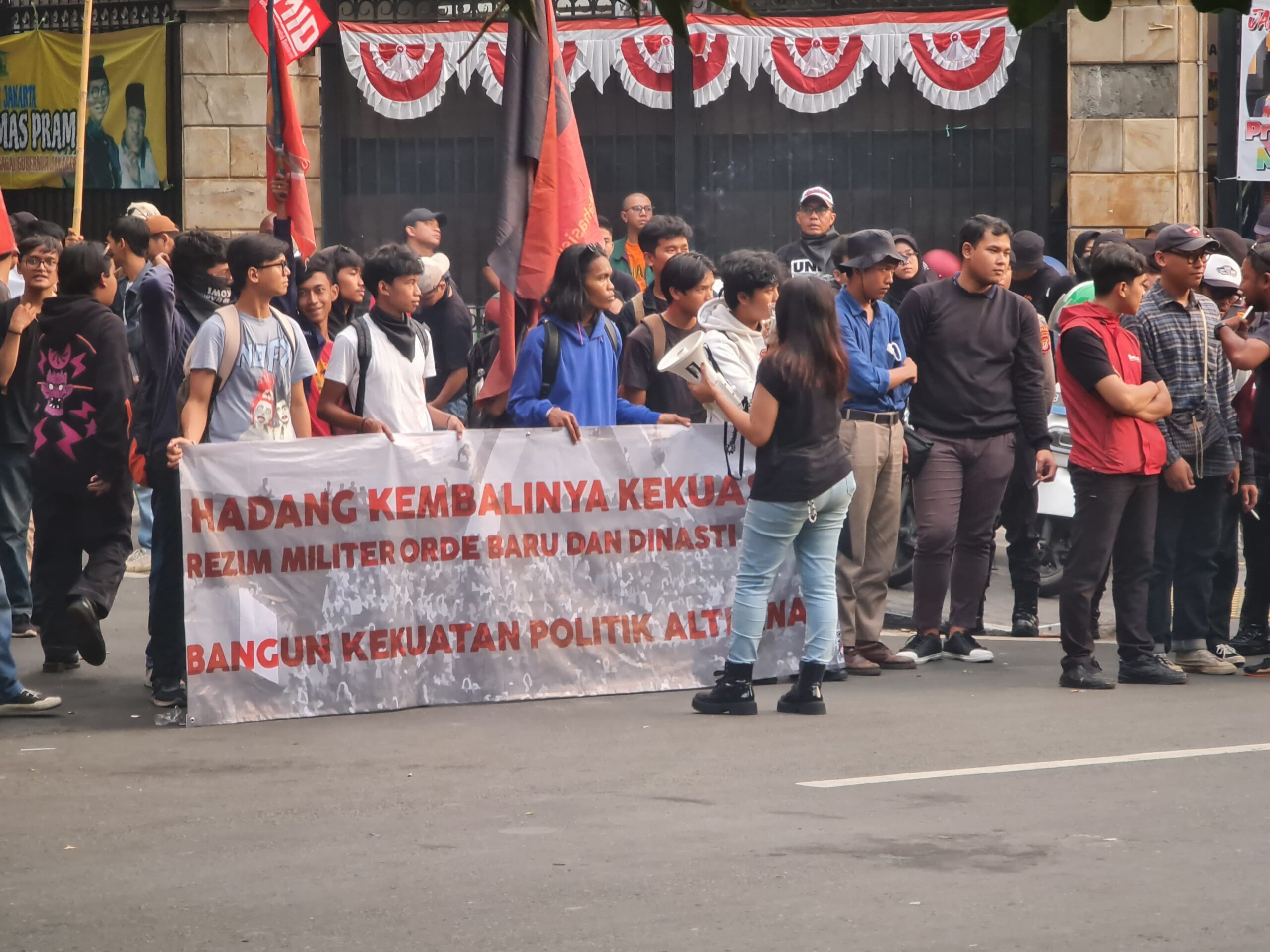 Tolak Kekuasaan Militer Orde Baru, Massa Gelar Aksi di Jalan Diponegoro