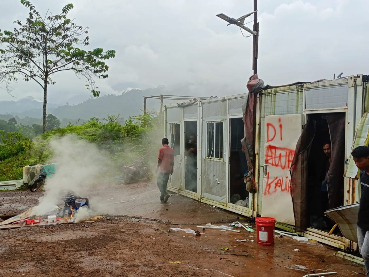 Ratusan Warga Menggamat Obrak-abrik Aset Perusahaan Tambang Biji Besi PT PSU