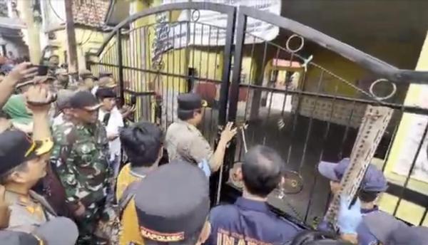 Gerbang SDN Utan Jaya Cipayung Depok Dibongkar Paksa Petugas