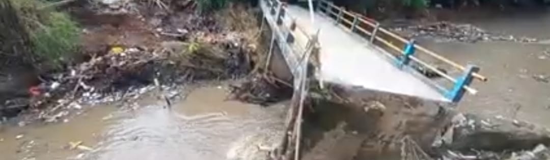 Potret Jembatan Ambruk di Bekasi akibat Arus Deras dan Tumpukan Sampah