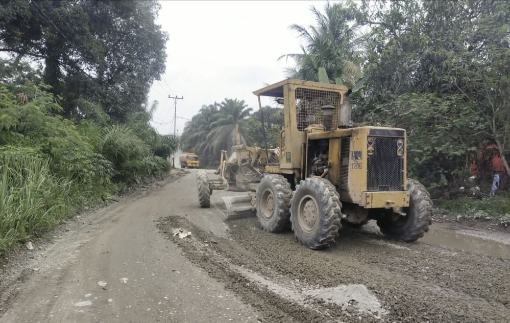 Banyak Kendaraan Lewat, Pemprov Riau Tangani Kerusakan Jalan Mahato-Manggala