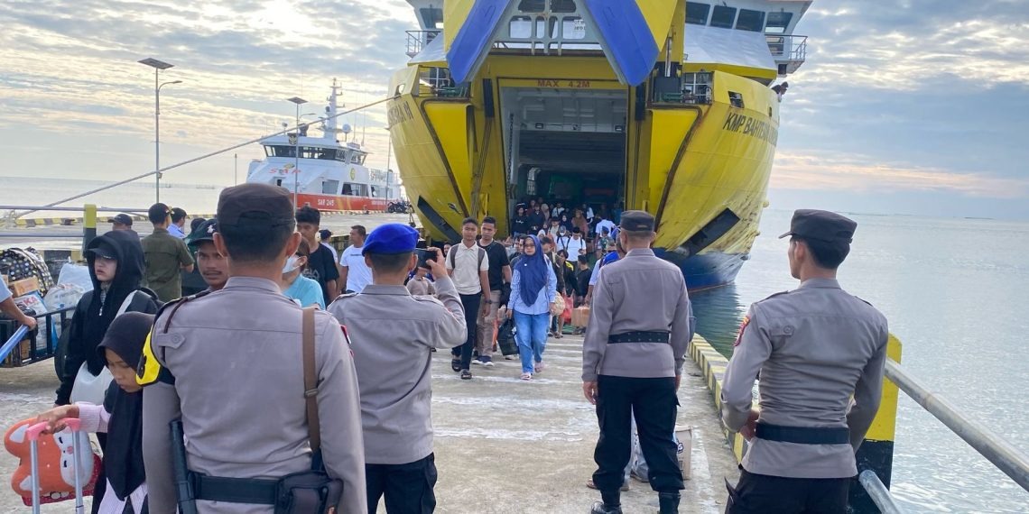 Polsek Bunguran Timur Monitoring Kedatangan KMP Bahtera Nusantara 01 di Pelabuhan Penagi