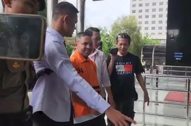 Berbaju oranye, Gubernur Riau yang terciduk OTT tiba di KPK RI