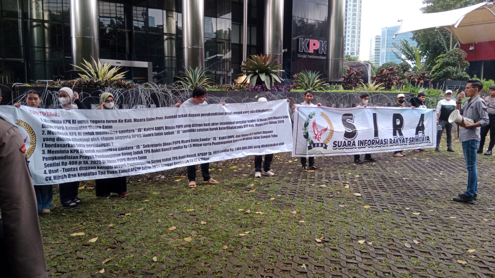 LSM SIRA Geruduk Gedung Merah Putih KPK, Desak Usut Dugaan Pengkondisian Proyek di PUPR Muara Enim