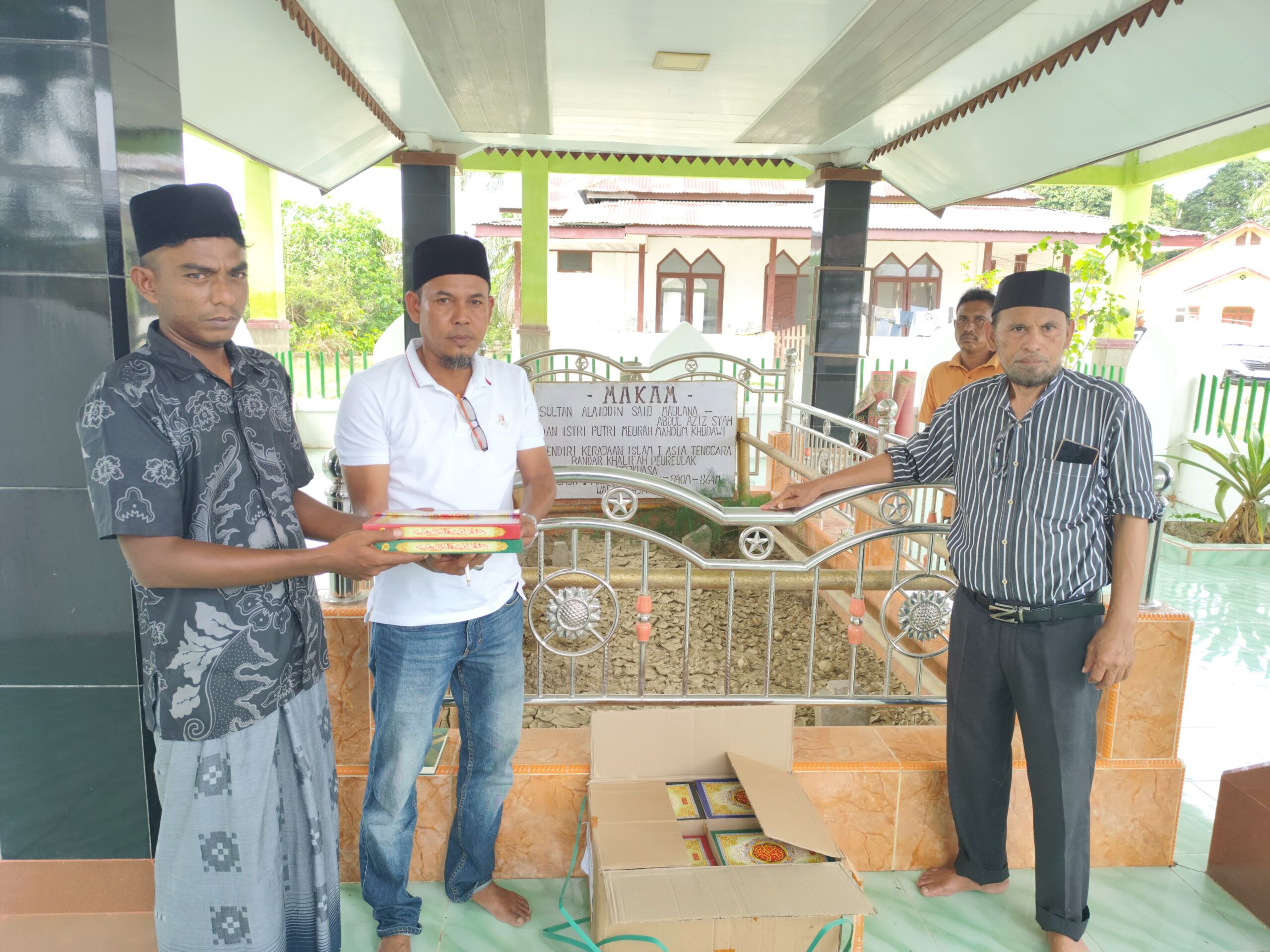 MPWAA Salurkan Ribuan Wakaf Al-Qur’an dari Tiga Negara untuk Korban Banjir Peureulak