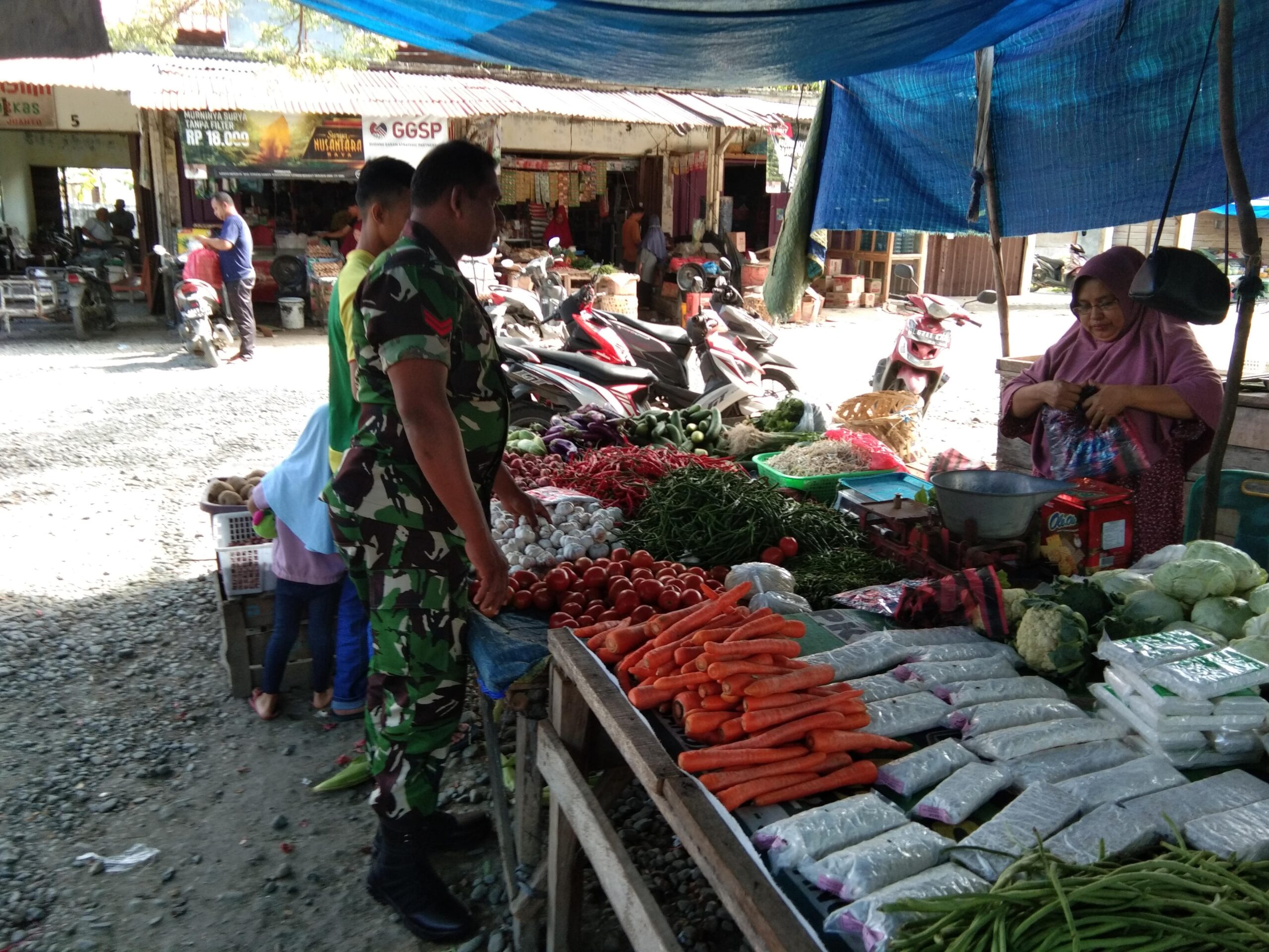Babinsa Koramil 17/Jantho Pantau Harga Kebutuhan Pokok di Pasar Kota Jantho