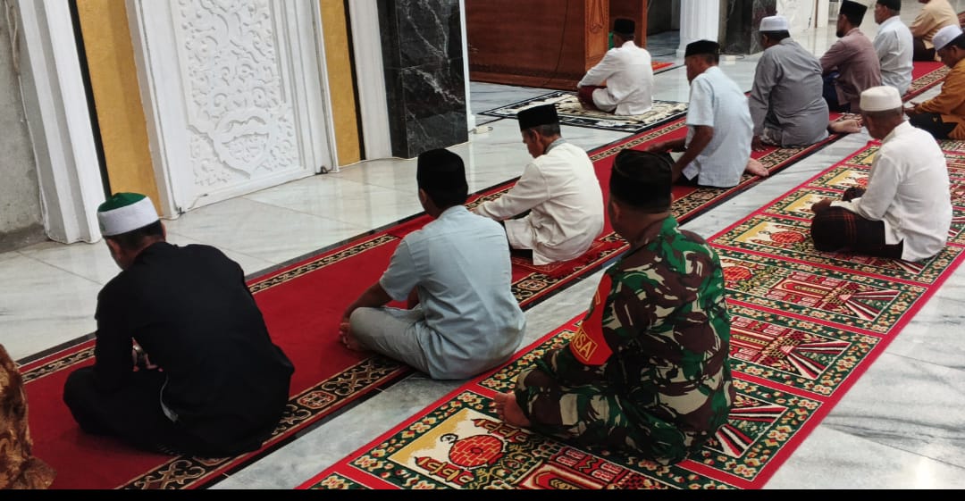 Perkuat Ukhuwah, Babinsa Koramil 20/DK Laksanakan Manunggal Subuh di Gampong Biluy