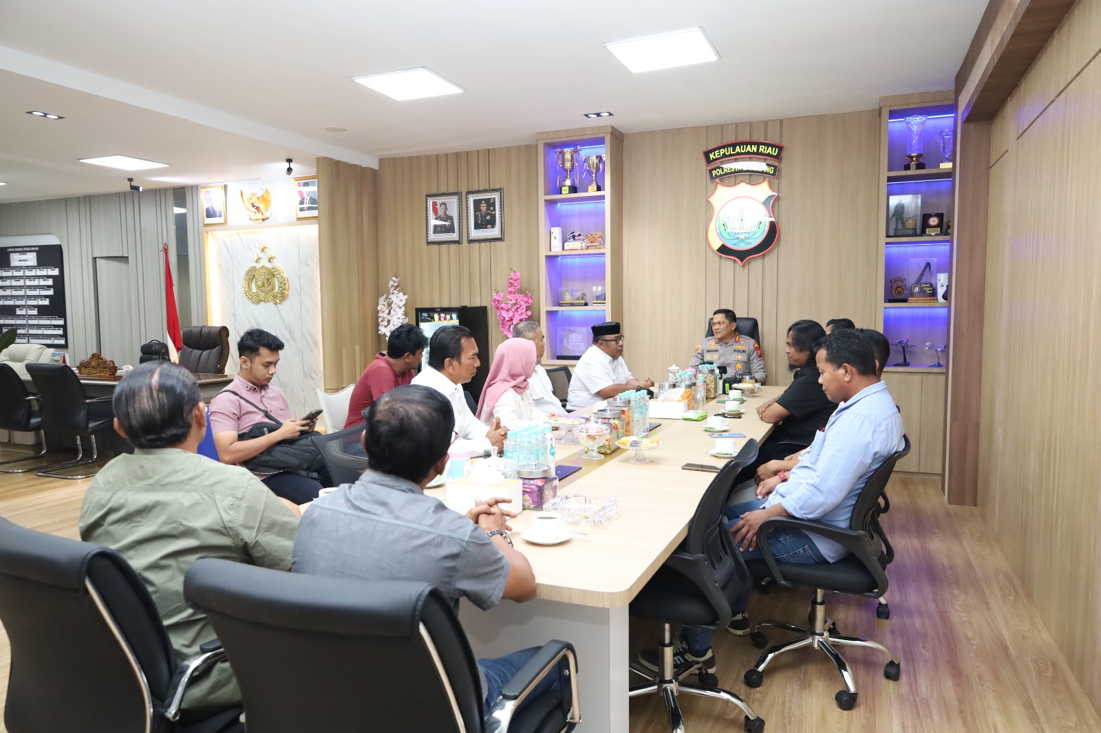 POLDA KEPRI INTENSIFKAN PENDEKATAN HUMANIS DAN DIALOG PUBLIK DI TENGAH ISU AIR BERSIH BATAM