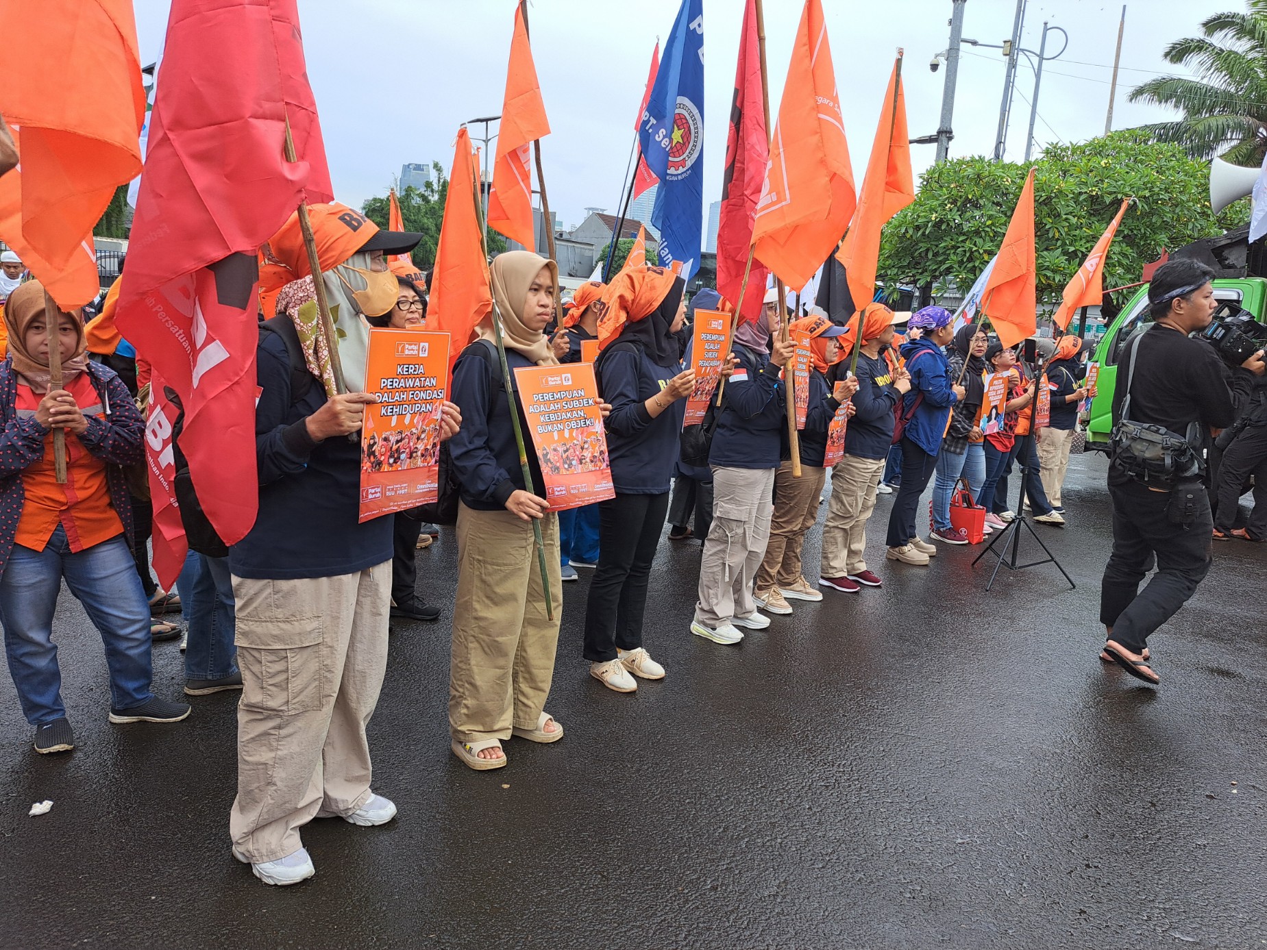 Peringati Hari Perempuan Internasional, Partai Buruh dan Suara Marsinah Desak Pengesahan RUU PPRT di Depan Gedung DPR