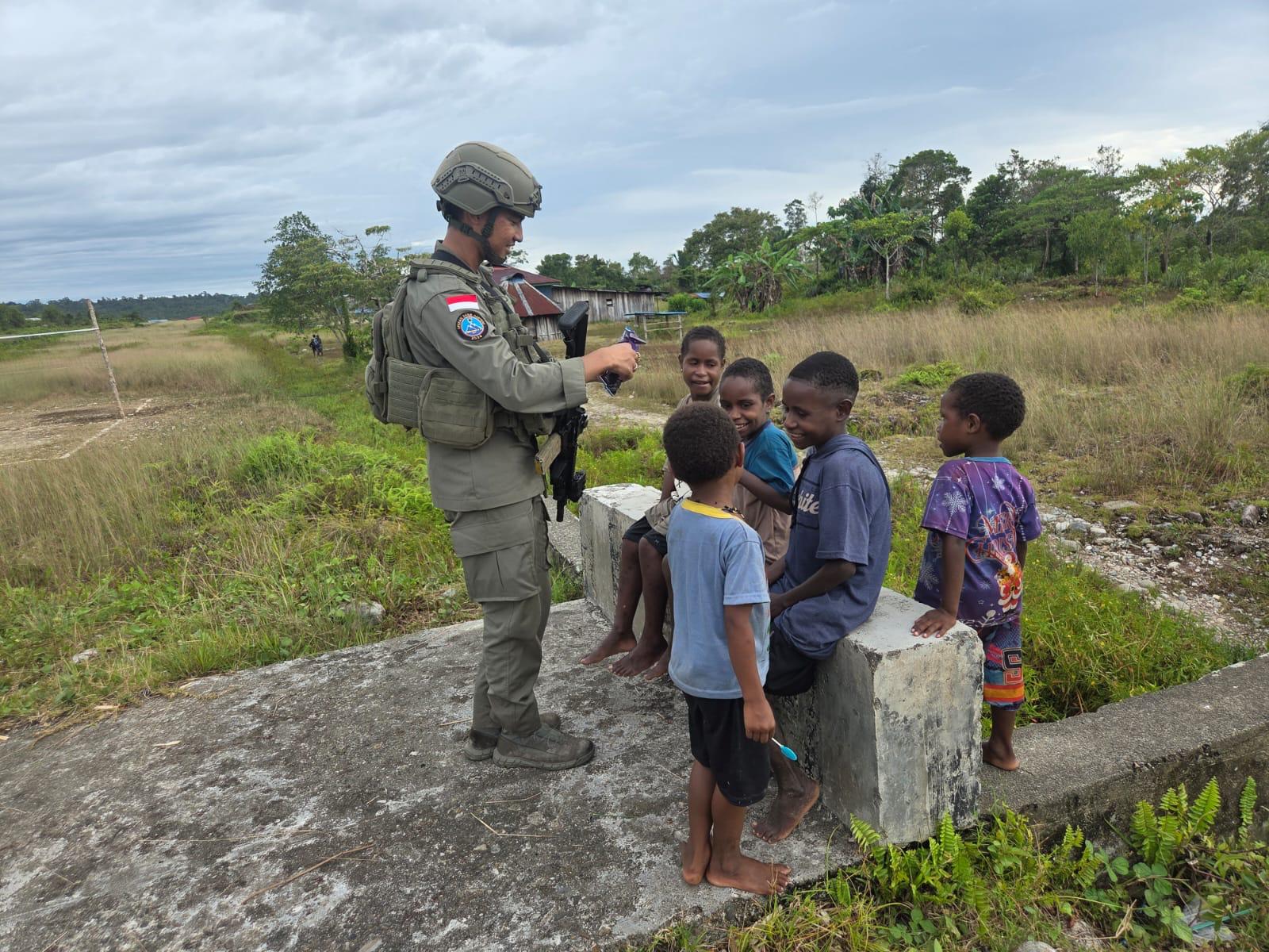 Pererat Kedekatan dengan Warga, Satgas Damai Cartenz Gelar Patroli Humanis di Nduga