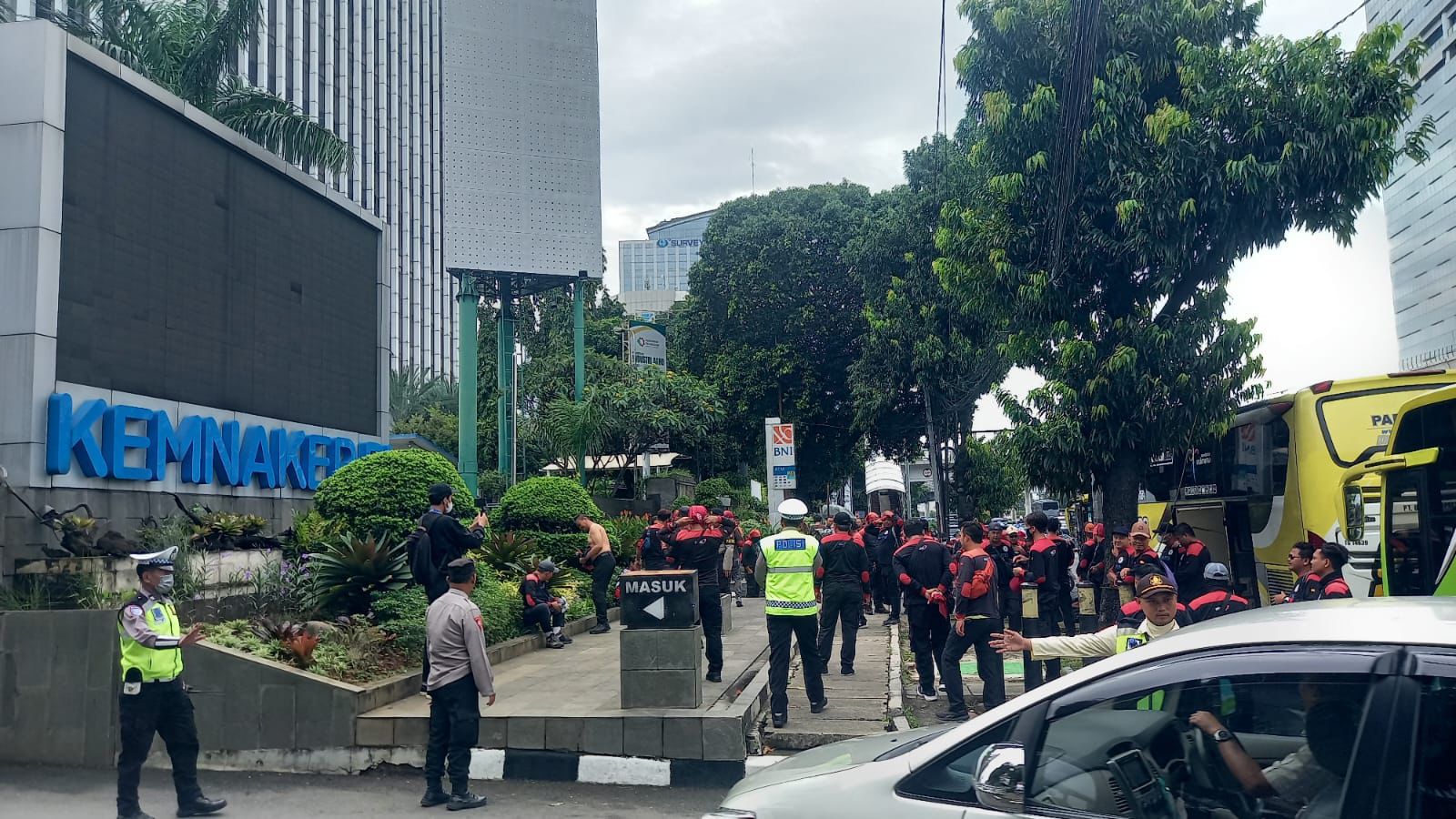 Thousands of Workers to Besiege Ministry of Manpower Over Mass Layoffs and Unpaid Holiday Bonuses