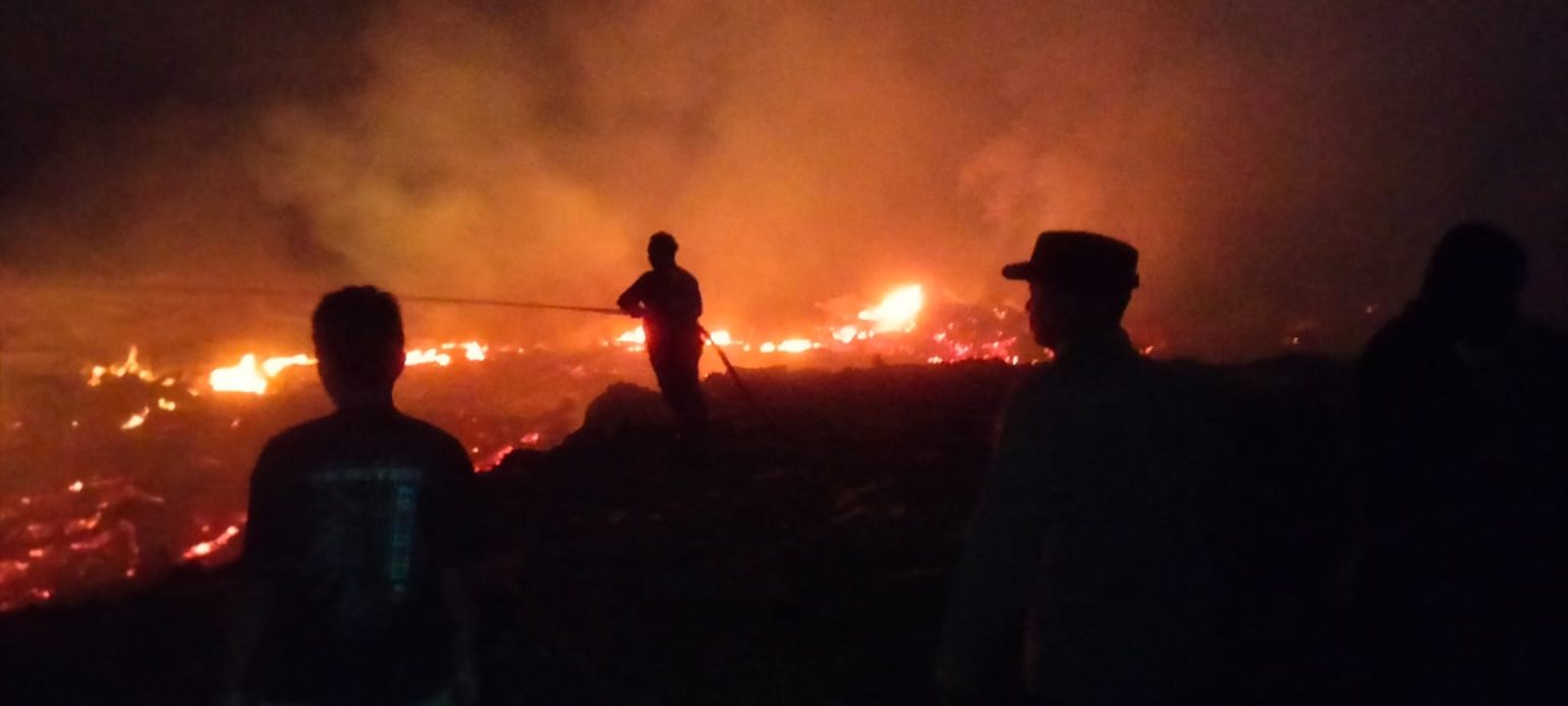 Babinsa Koramil 02/Karang Baru Kodim 0117/Aceh Tamiang Bantu Padamkan Kebakaran Tumpukan Kayu Pasca Banjir Bandang di Desa Tanjung Karang