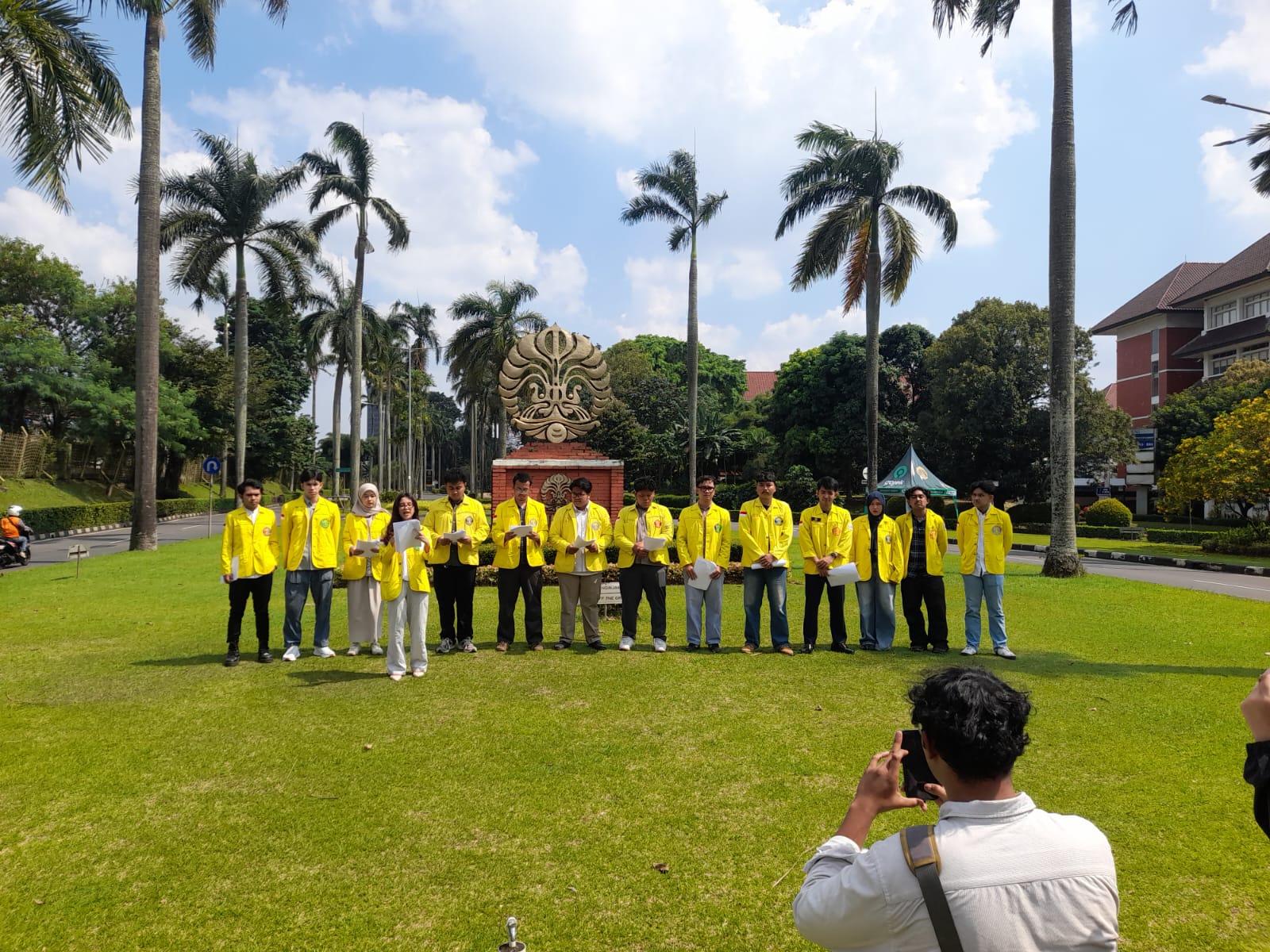 Aliansi BEM se-UI Gelar Aksi di Tugu Makara, Kecam Penyiraman Air Keras Terhadap Aktivis KontraS