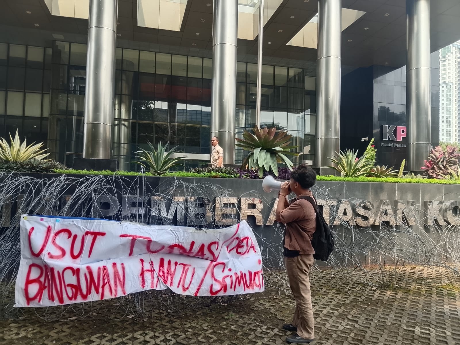 Skandal “Bangunan Hantu” Srimukti: Mahasiswa Geruduk KPK, Desak Usut Dugaan Korupsi Dana CSR Bank BJB