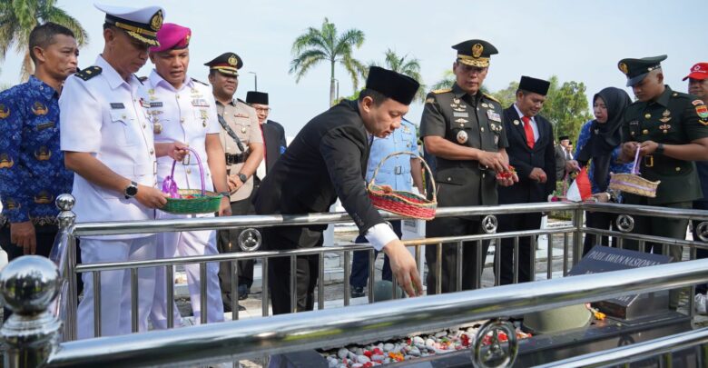 Peringati Hari Jadi ke-62 Provinsi Lampung, Sekdaprov Pimpin Upacara Ziarah di Taman Makam Pahlawan