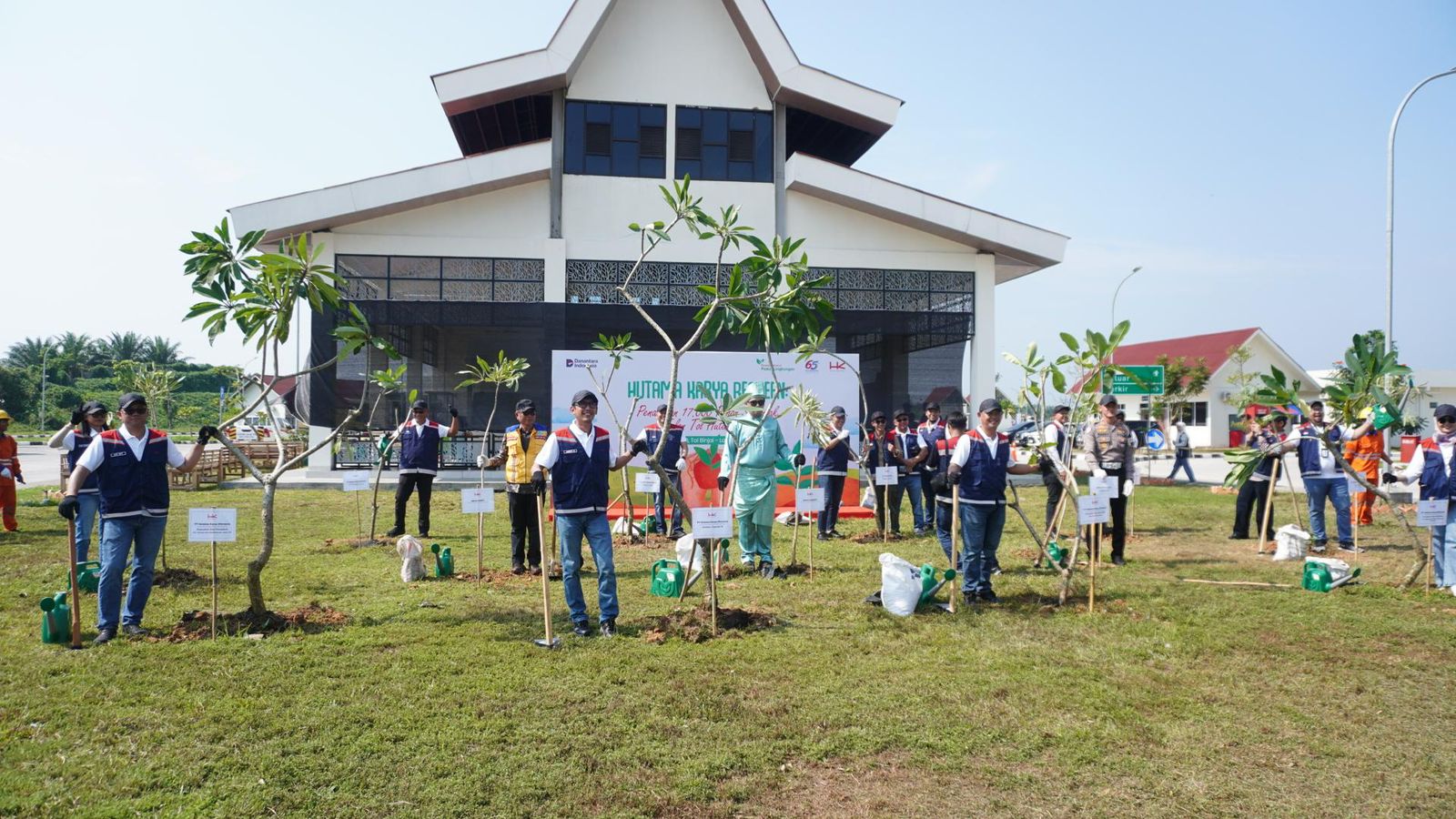 PERINGATI HARI BUMI 2026 DAN HUT KE-65, HUTAMA KARYA TANAM 17.000 POHON DI SELURUH JALAN TOL KELOLAAN