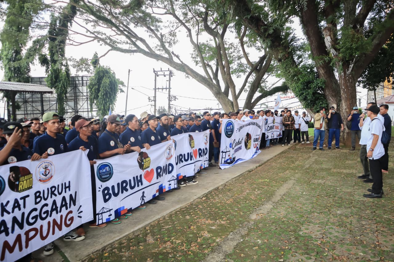 Unjuk rasa dan aspirasi buruh pelabuhan terkait polemik tenaga kerja bongkar muat (TKBM) di Pelabuhan Panjang, Kota Bandarlampung
