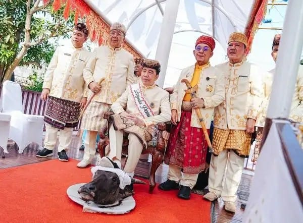 Terima Gelar Adat “Baginda Pemuka Bangsa”, Jokowi Ajak Masyarakat Rawat Kebudayaan Nusantara