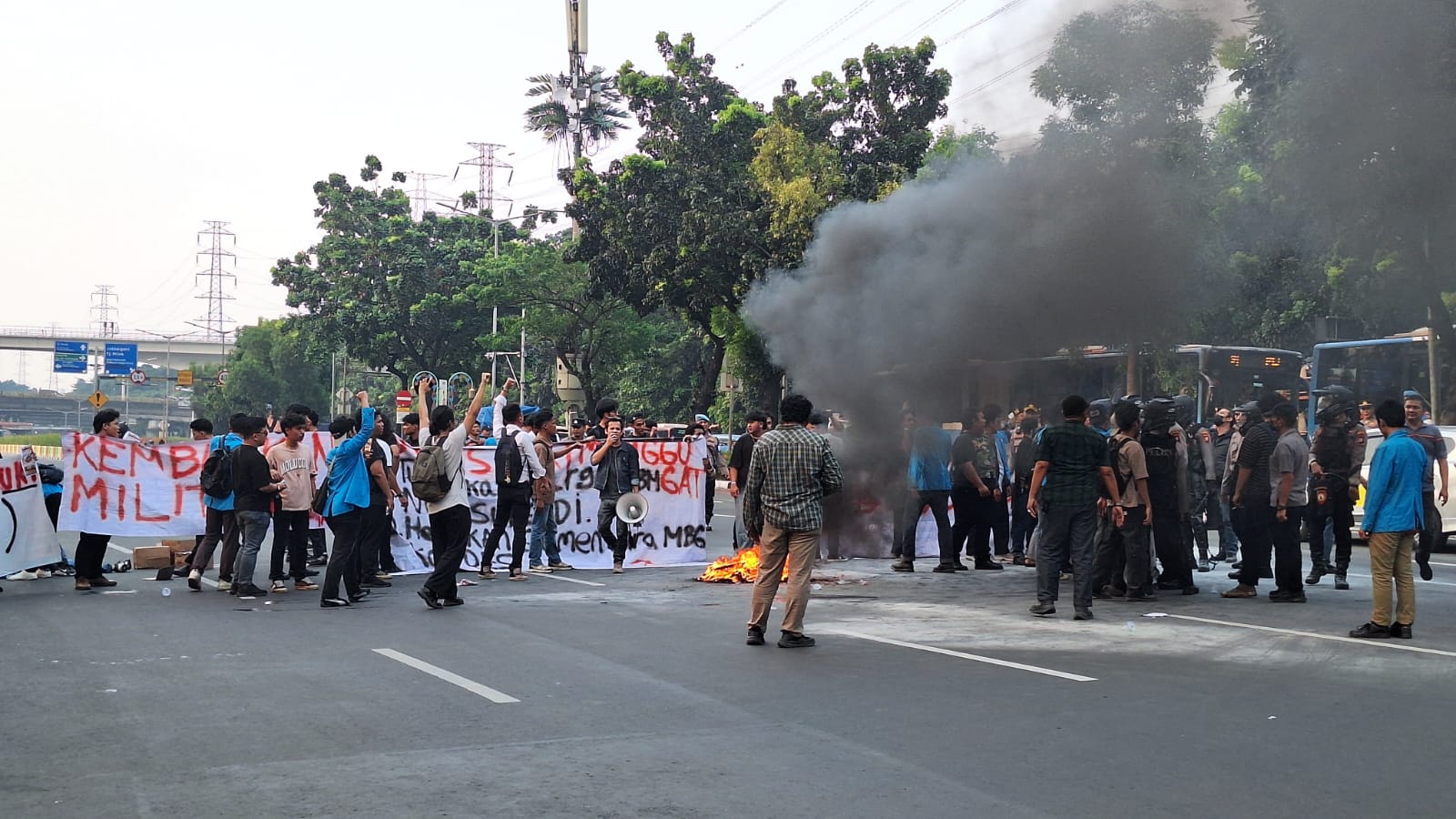 Unjuk rasa marak dan mungkin masih akan berlanjut (foto-foto)