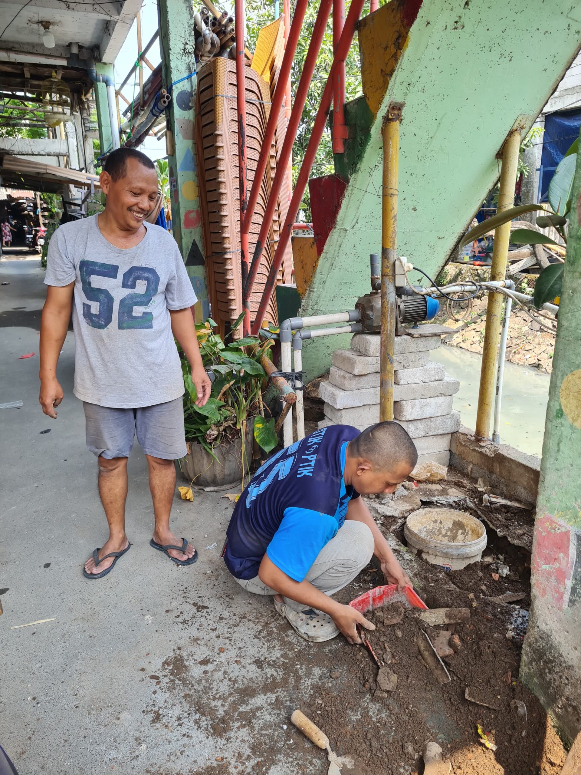 Tanggulangi Banjir, Warga RT 008 Tebet Timur Kompak Buat Lubang Biopori