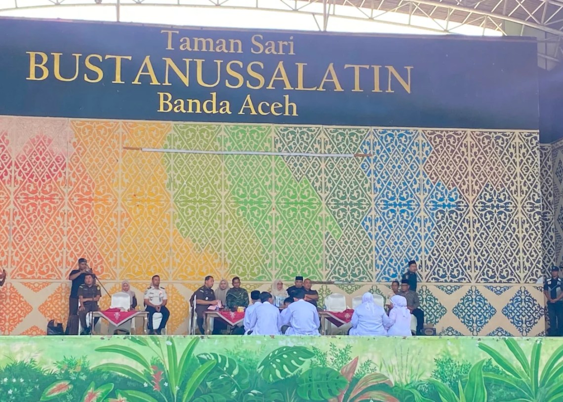 KEJAKSAAN NEGERI BANDA ACEH MELAKSANAKAN UQUBAT CAMBUK TERPIDANA   JARIMAH IKHTILAT DAN JARIMAH MAISIR TAMAN BUSTANUSSALATIN, KECAMATAN   BAITURRAHMAN, KOTA BANDA ACEH  