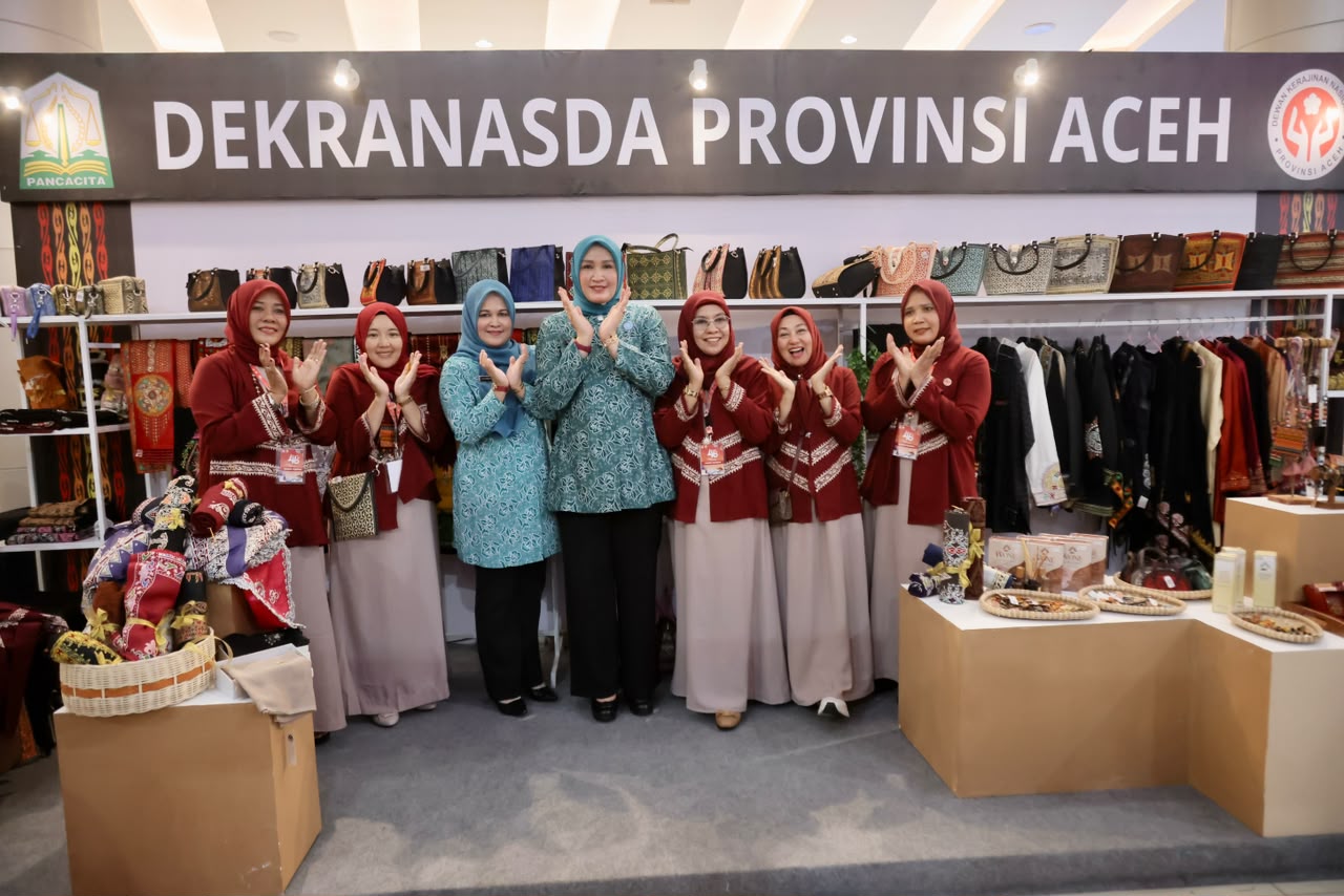 Pastikan Produk Kerajinan Diminati Pengunjung, Ketua Dekranasda Aceh Tinjau Stand Aceh di HUT Dekranas ke-46