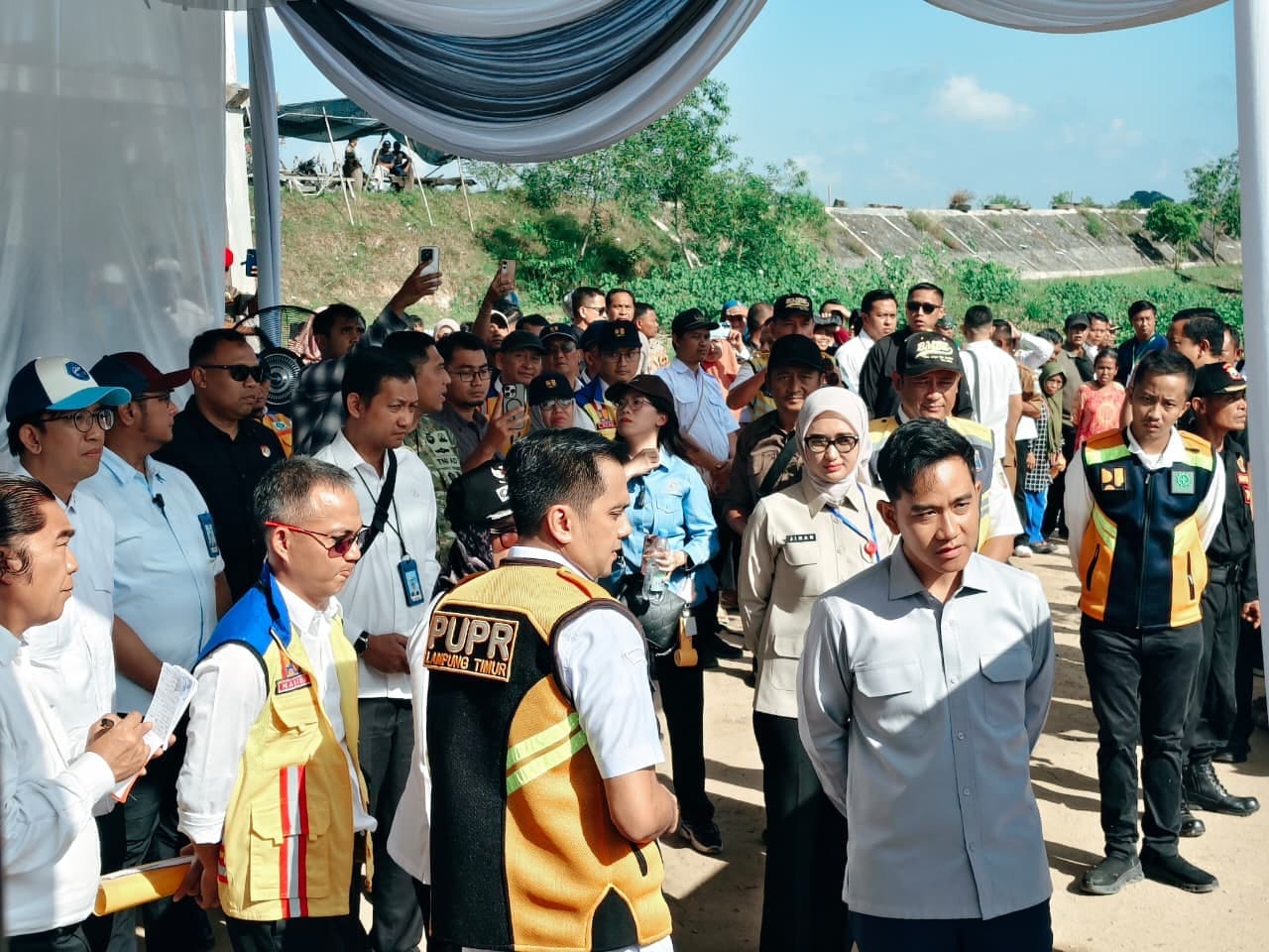 Naik Perahu Klotok, Wapres Gibran Tinjau Proyek Jembatan Way Bungur di Lampung Timur