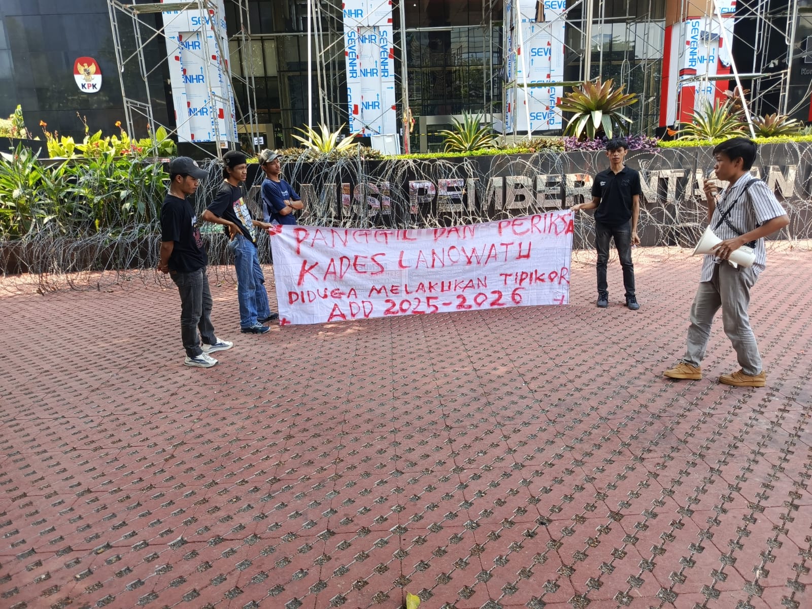 Massa Mahasiswa Wawonii Unjuk Rasa di KPK, Desak Usut Dugaan Korupsi Dana Desa Lanowatu