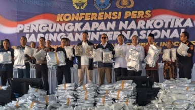 BNN RI GAGALKAN PENYELUNDUPAN 3,37 TON KUNCUP BUNGA CANNABINOID  BERKEDOK IMPOR BARANG