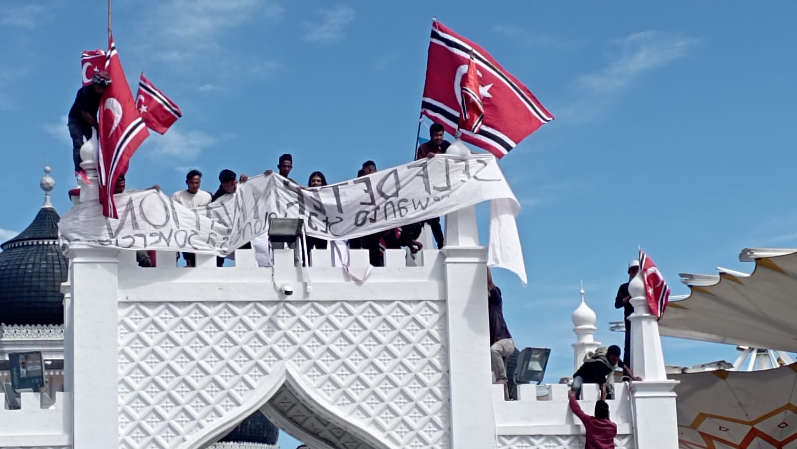 Aceh Flag Clash Exposes Frustration Over Government’s Slow Flood Recovery