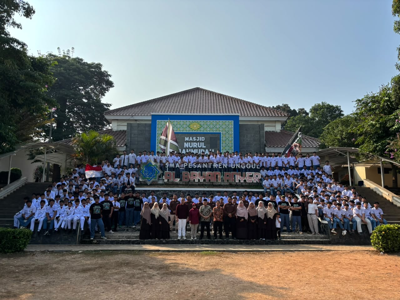 MERAH PUTIH BERKIBAR, SEMANGAT ALBAYAN BERKOBAR