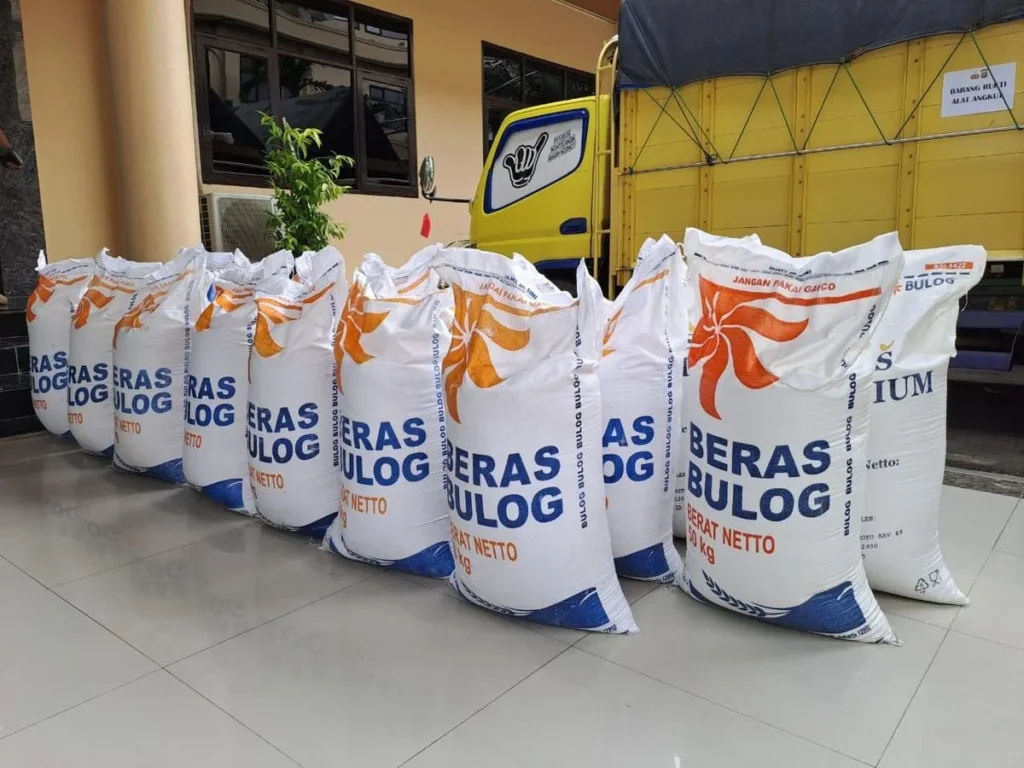 Tepis Keraguan Swasembada Pangan, Karyawan Bulog Tantang Feri Amsari Cek Stok Beras Langsung
