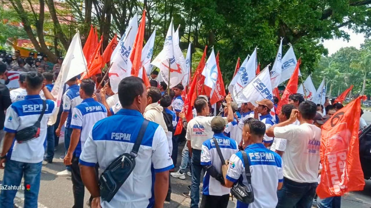 Ribuan Buruh Gelar Aksi di Berbagai Provinsi, Menyuarakan Kenaikan Upah Minimum Dan RUU Pelindungan Ketenagakerjaan